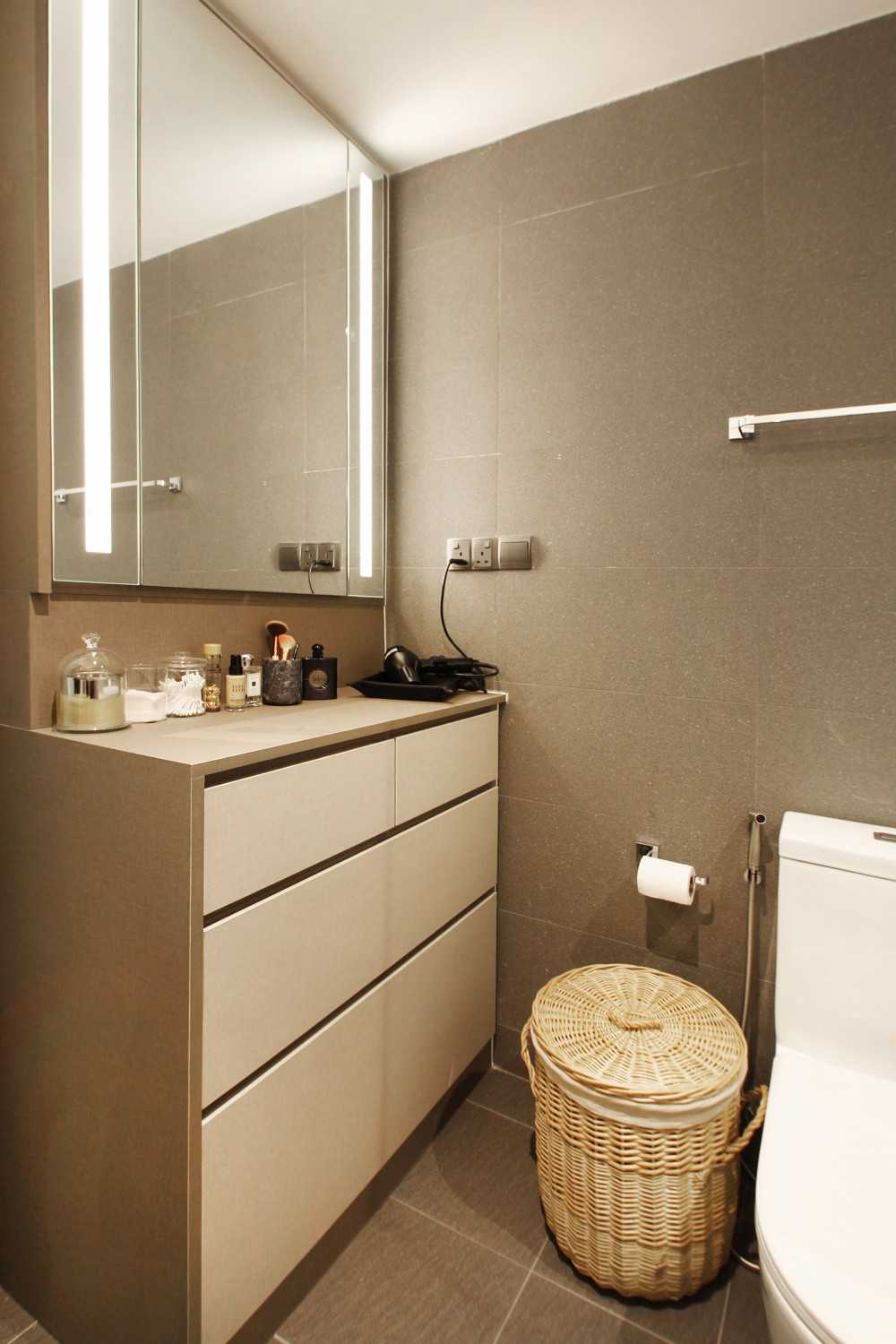 Scandinavian Bathroom with Mirror and Bathroom Storage
