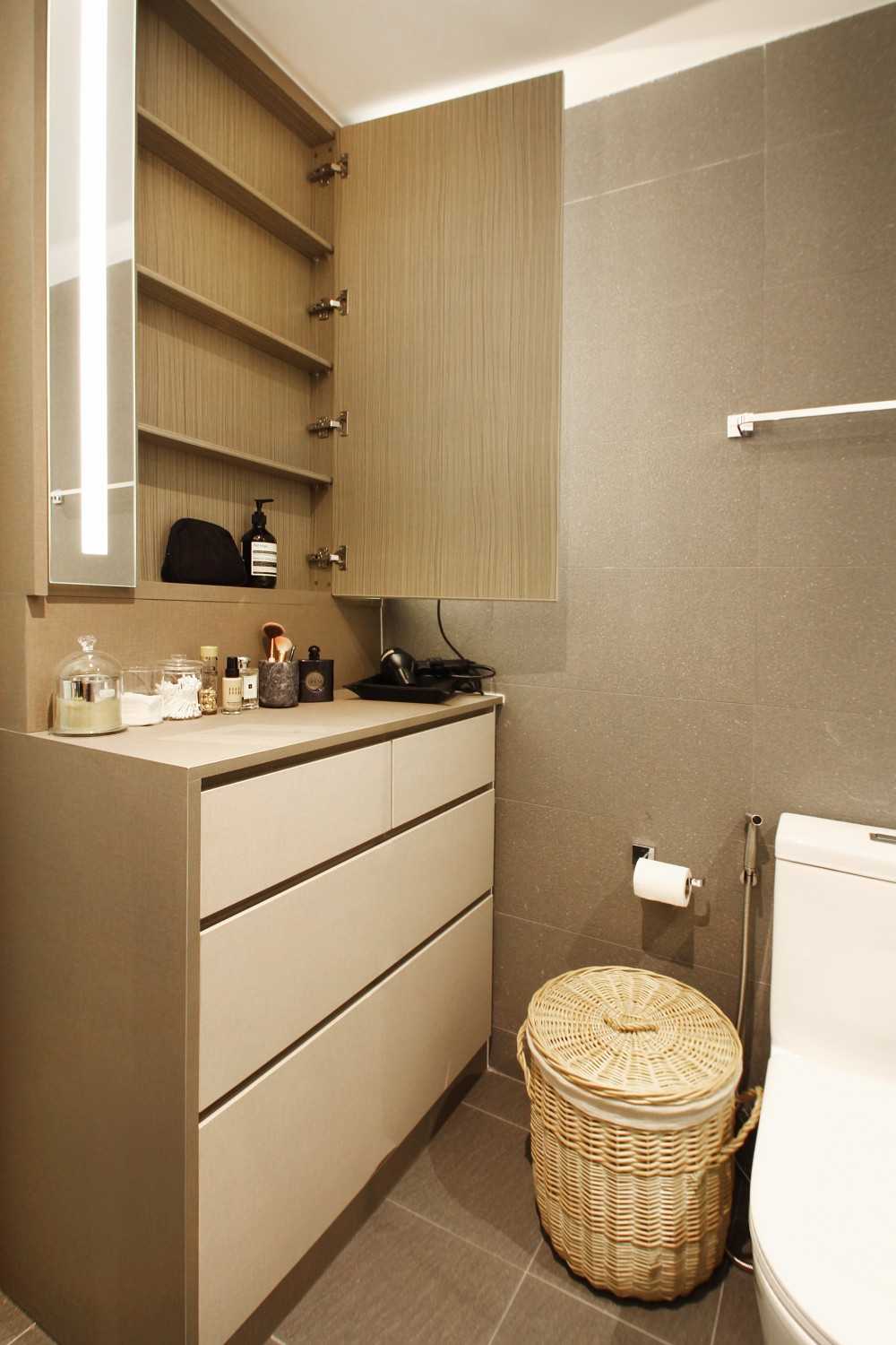 Scandinavian Bathroom with Mirror and Bathroom Storage