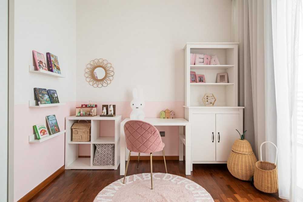 Contemporary Home Office with Bookshelf and Wallpaper