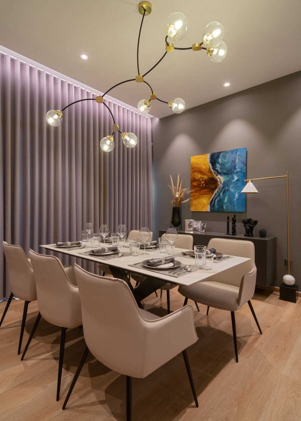 Contemporary Dining Room with Dining Table and Dining Chairs