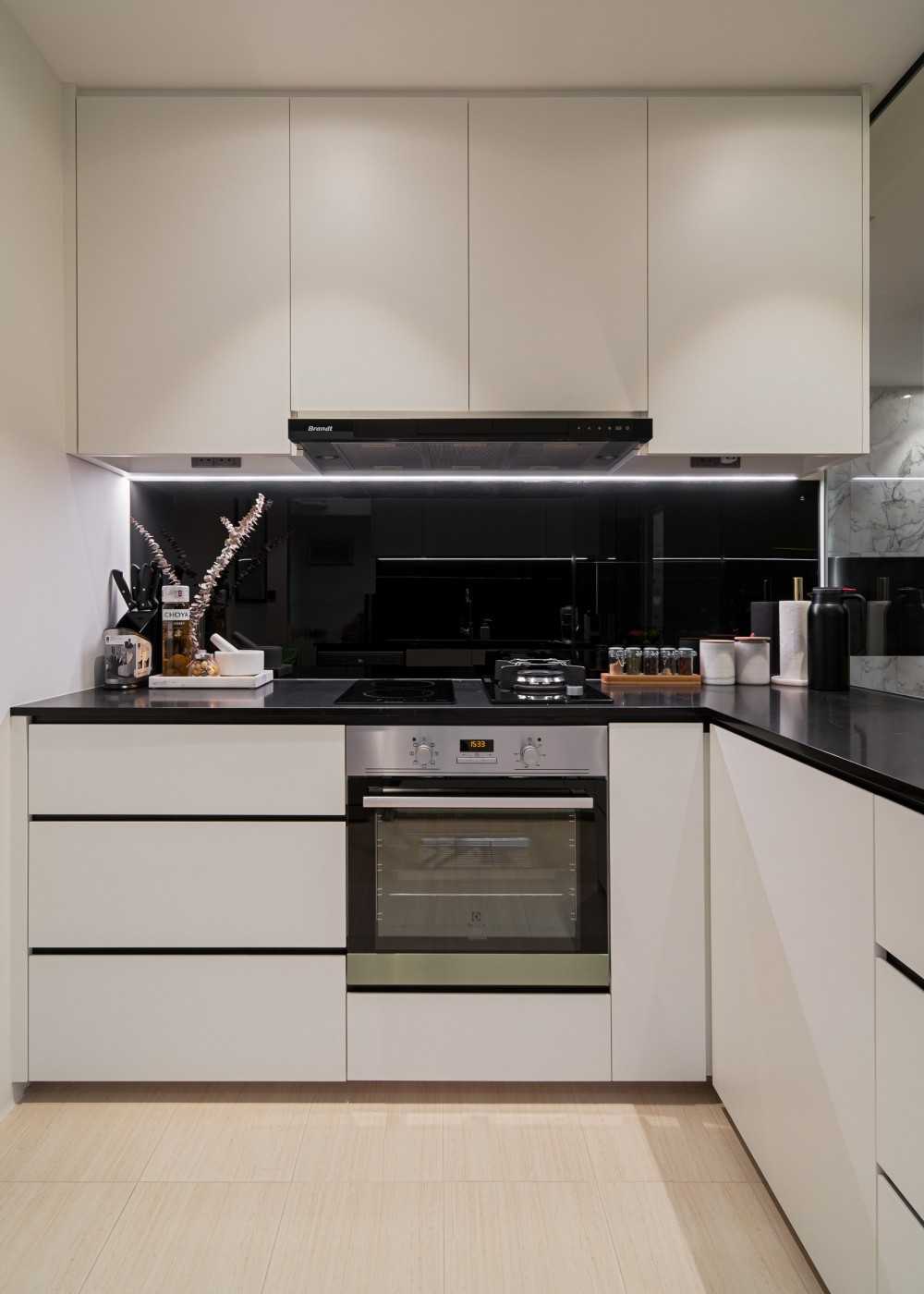 Contemporary Kitchen with Vinyl Flooring and Wood Flooring