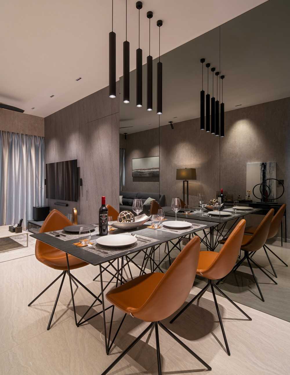 Contemporary Dining Room with Dining Table and Dining Chairs