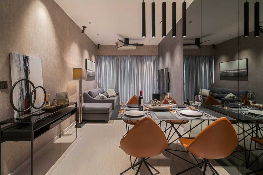 Contemporary Dining Room with Dining Table and Dining Chairs