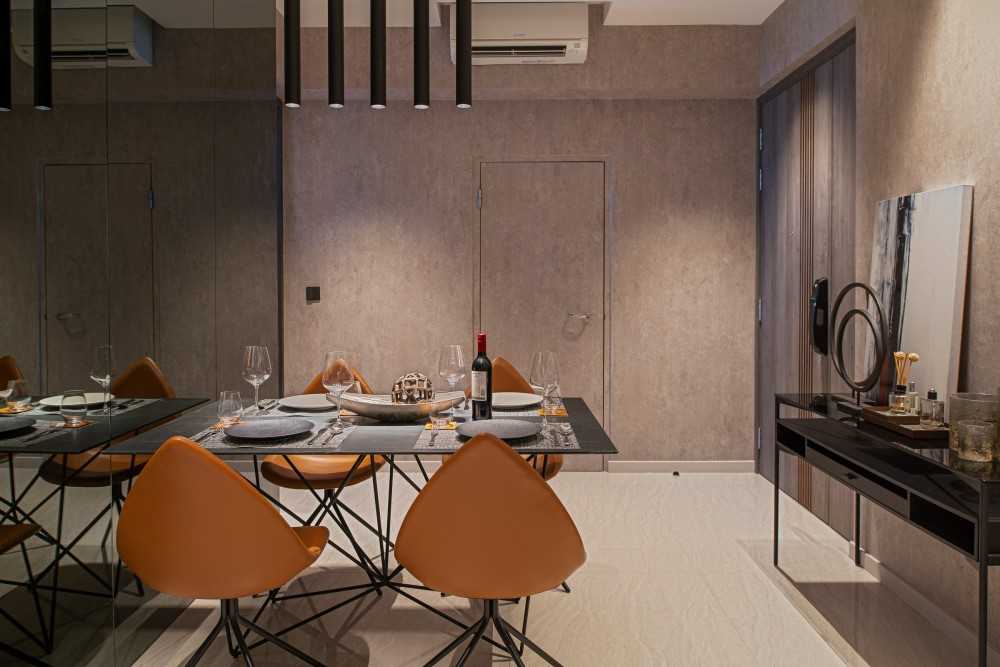 Contemporary Dining Room with Dining Table and Dining Chairs