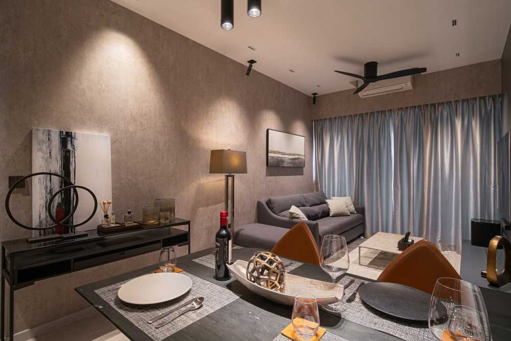 Contemporary Dining Room with Dining Table and Dining Chairs