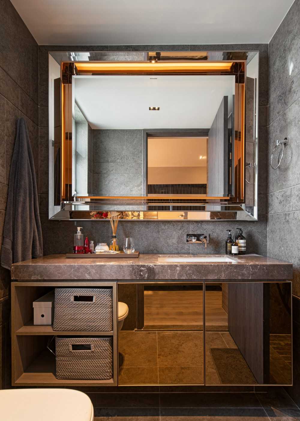 Contemporary Bathroom with Mirror and Bathroom Storage