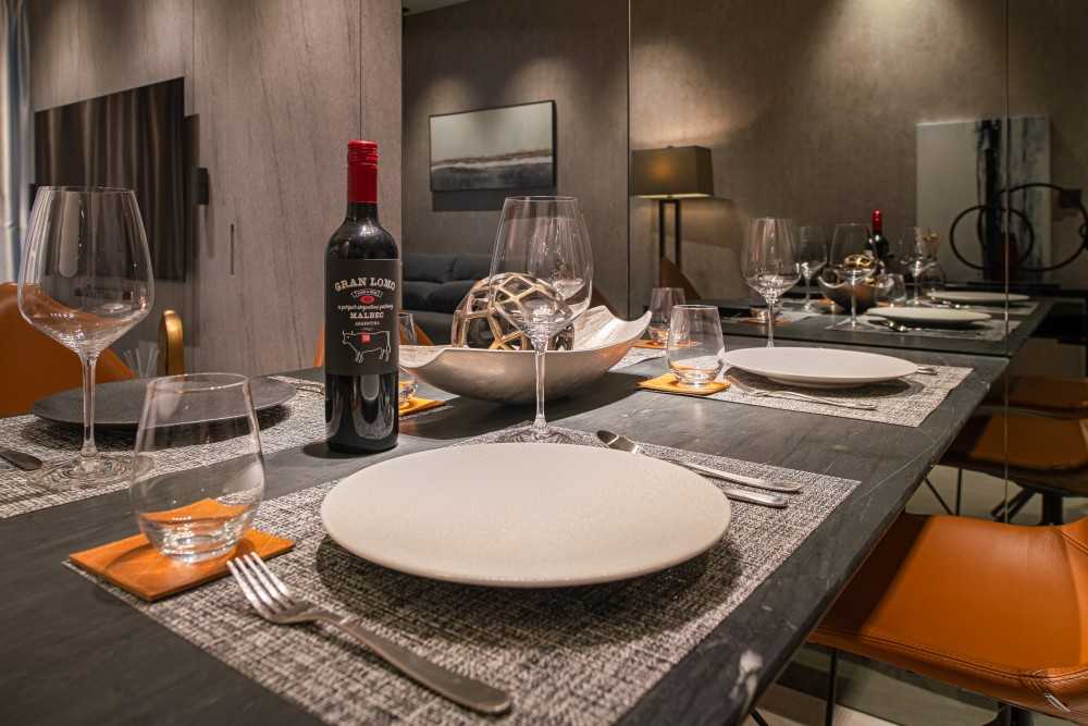 Contemporary Dining Room with Dining Table and Dining Chairs