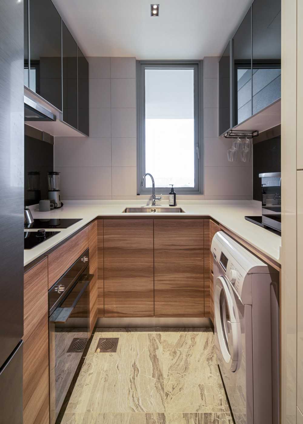 Contemporary Kitchen with Kitchen Backsplash and Kitchen Accessories