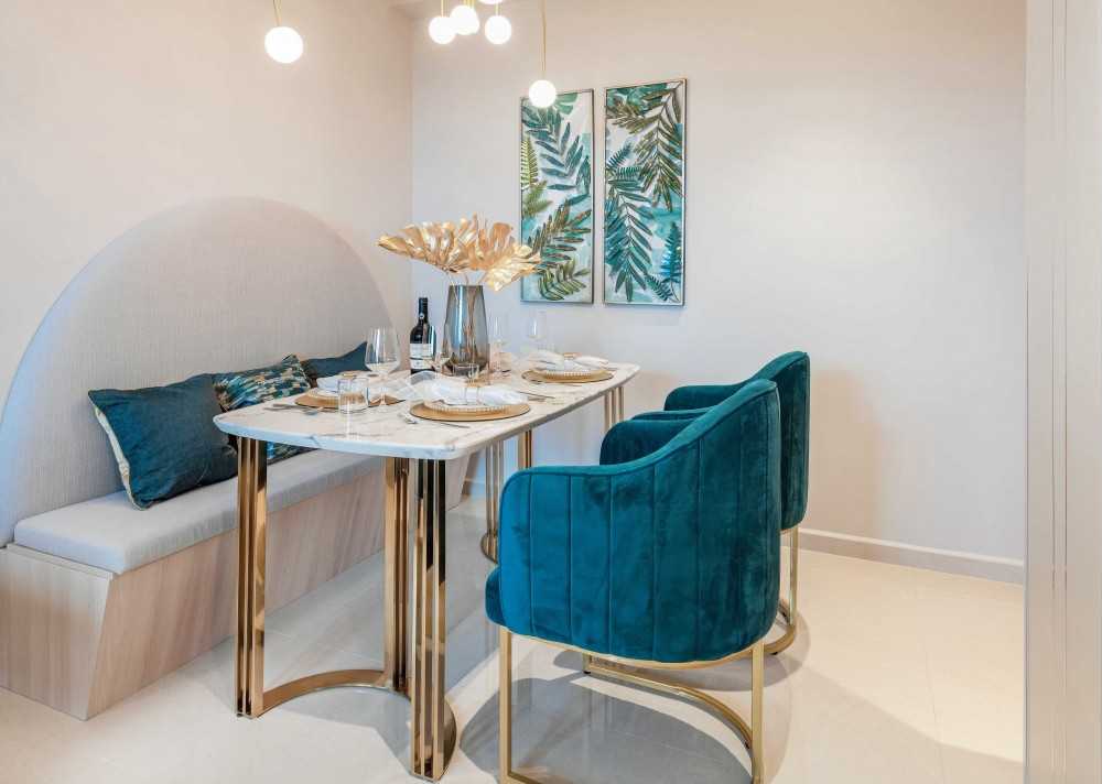Contemporary Dining Room with Dining Table and Dining Chairs