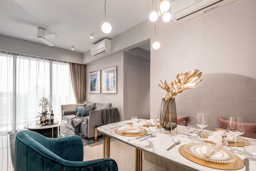 Contemporary Dining Room with Dining Table and Dining Chairs