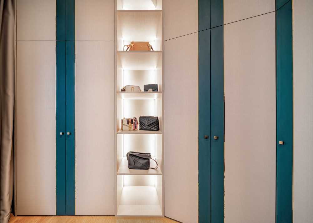 Contemporary Walk-in Wardrobe with Mirror and Wardrobe