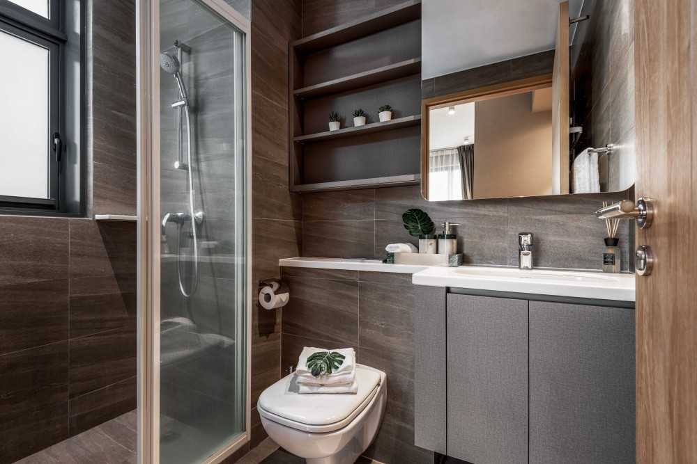 Contemporary Bathroom with Mirror and Bathroom Storage