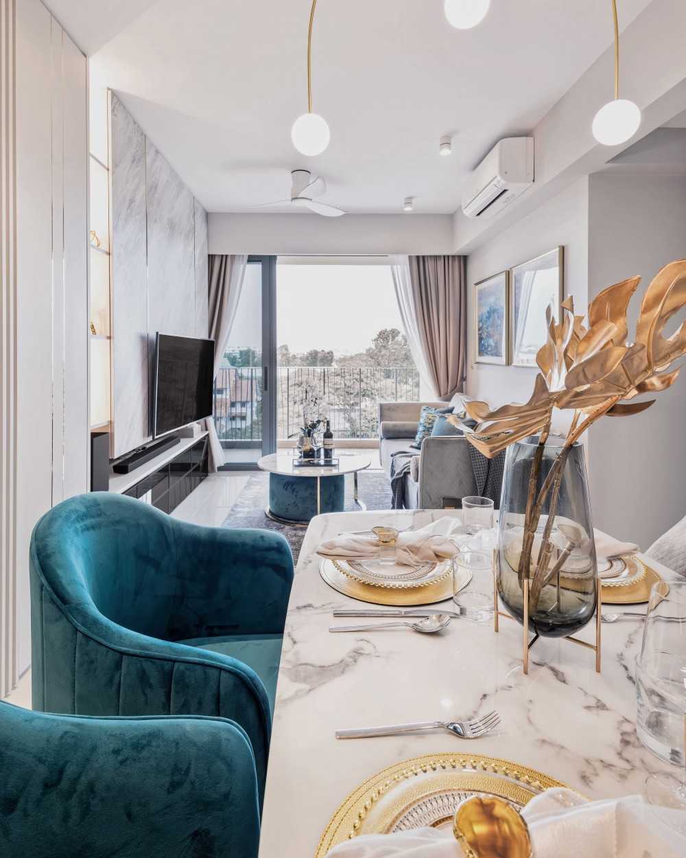 Contemporary Dining Room with Dining Table and Dining Chairs