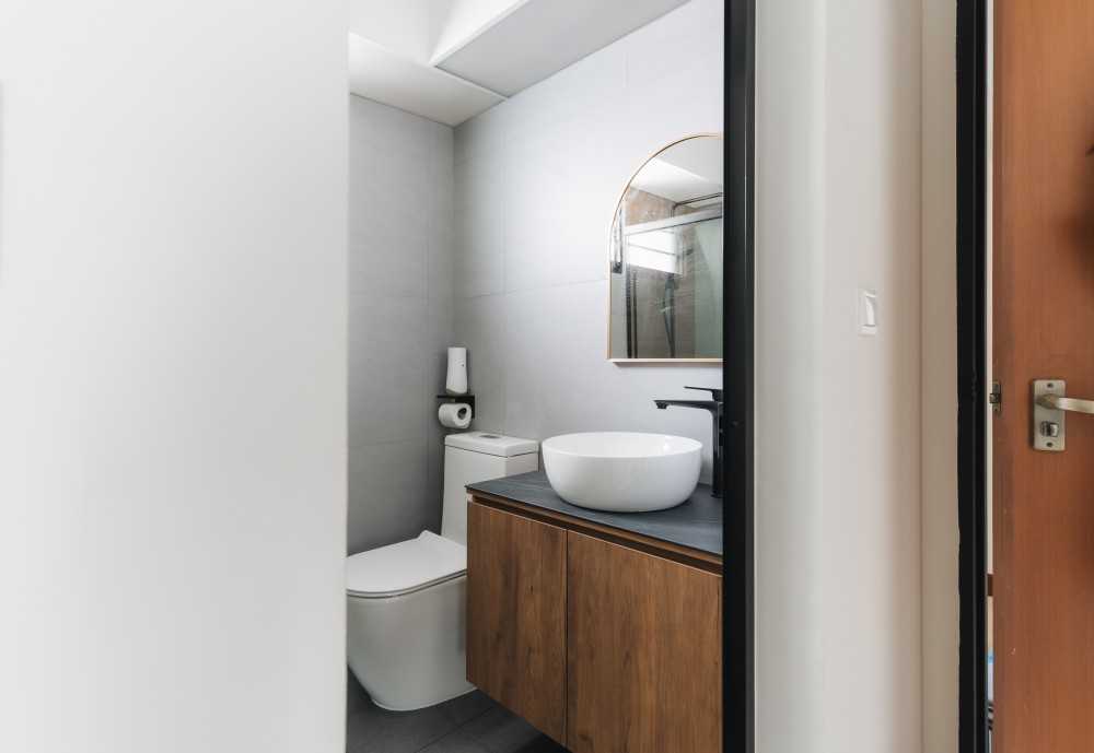 Minimalist Bathroom with Mirror and Bathroom Storage