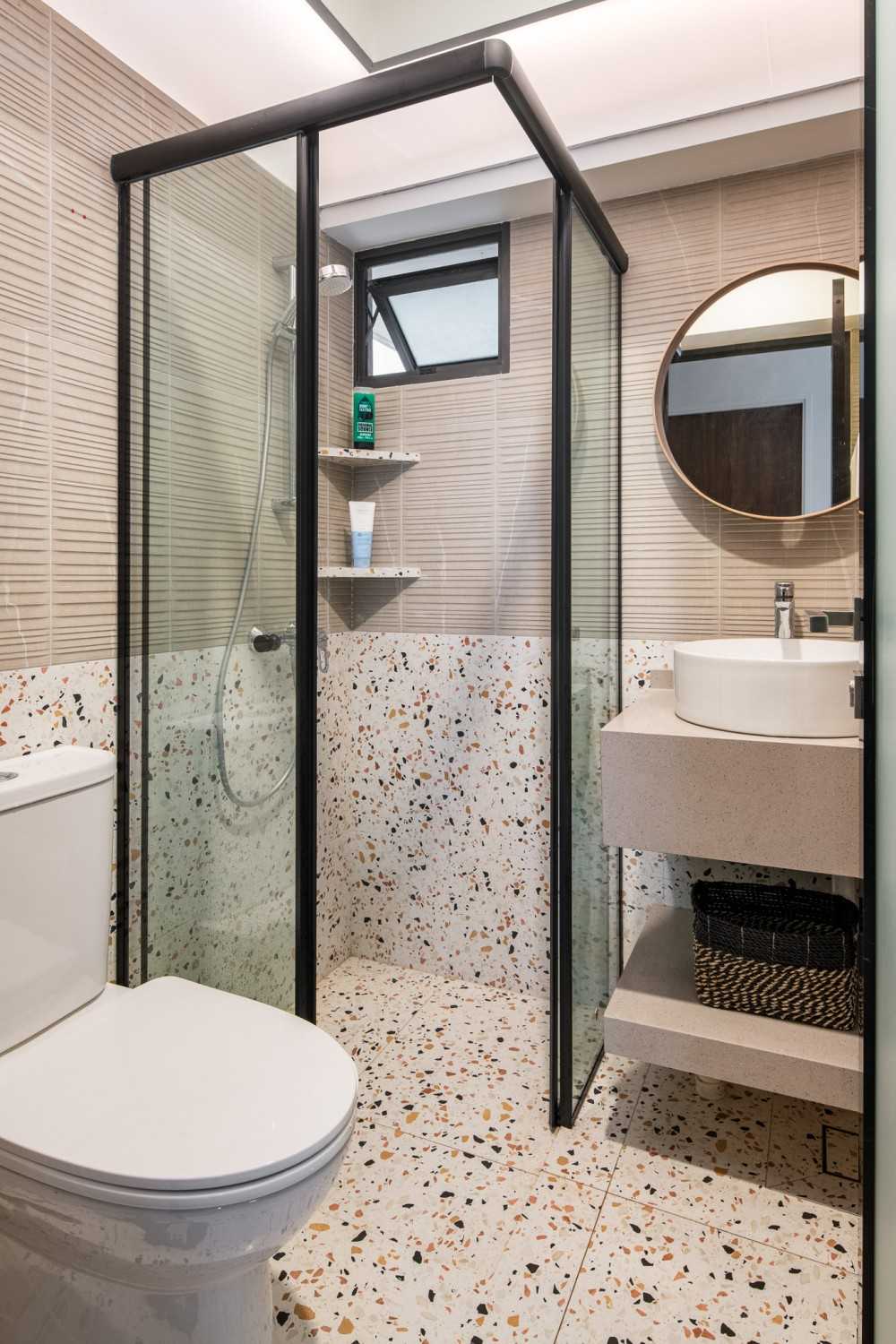 Contemporary Bathroom with Countertop and Homogeneous Tiles