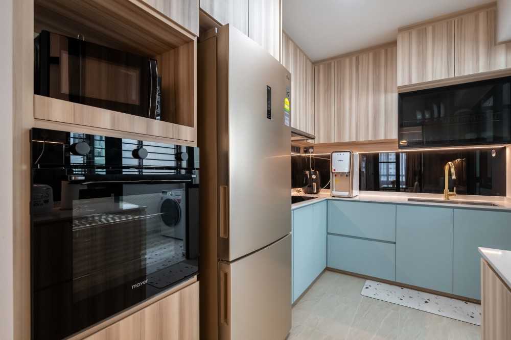 Contemporary Kitchen with Homogeneous Tiles and Open Kitchen