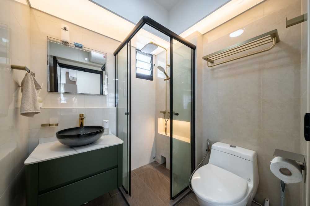 Contemporary Bathroom with Homogeneous Tiles and Mirror