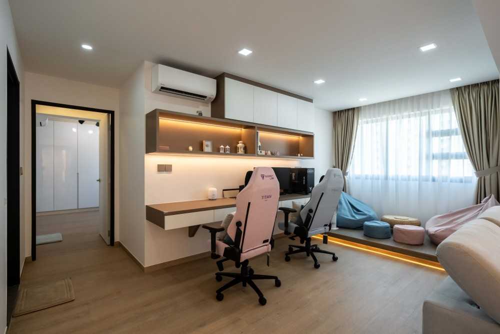 Contemporary Home Office with Bookshelf and Desk