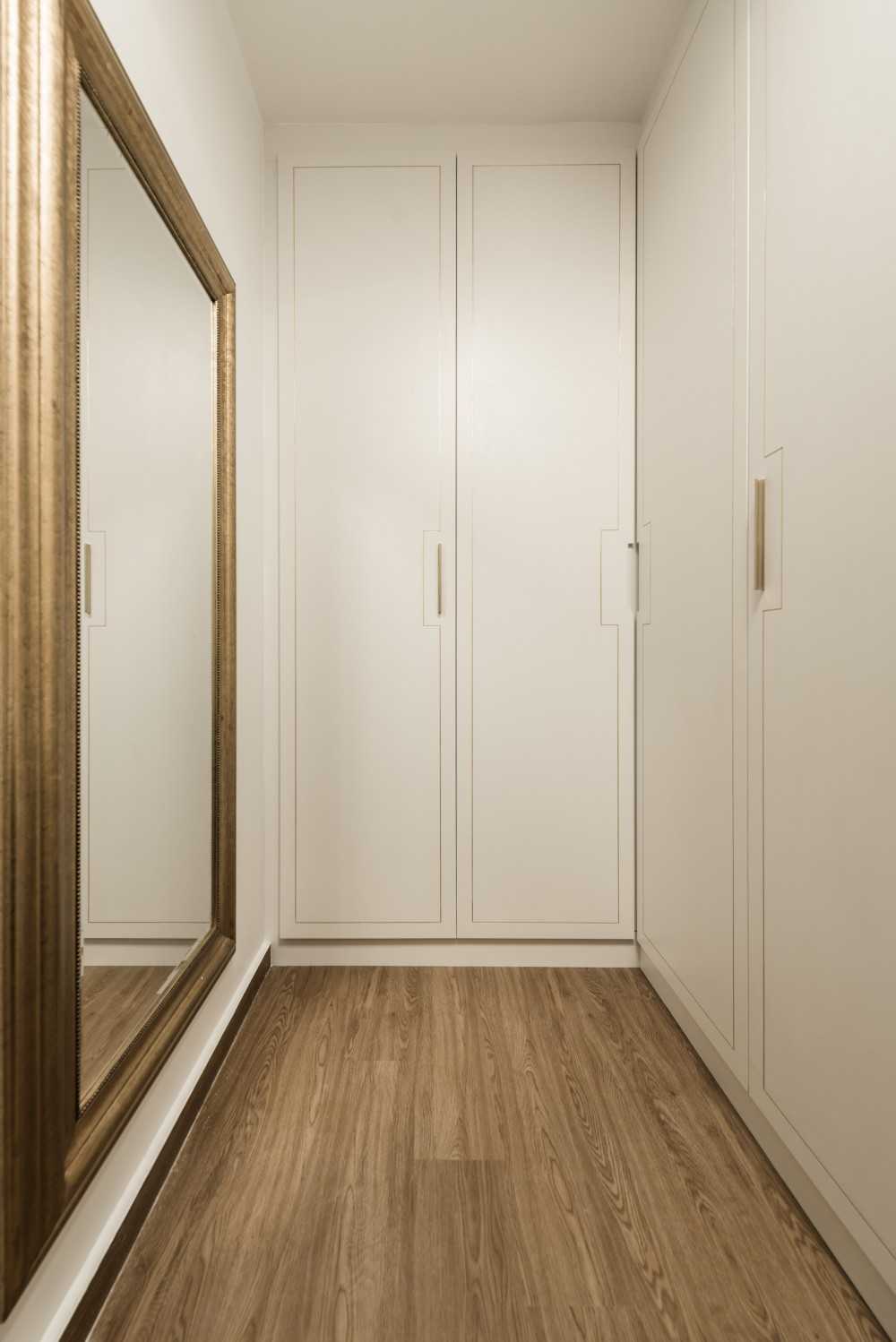 Asian Walk-in Wardrobe with Mirror and Wardrobe
