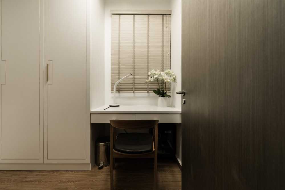 Asian Walk-in Wardrobe with Mirror and Wardrobe