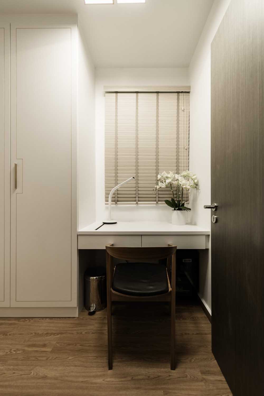 Asian Walk-in Wardrobe with Mirror and Wardrobe