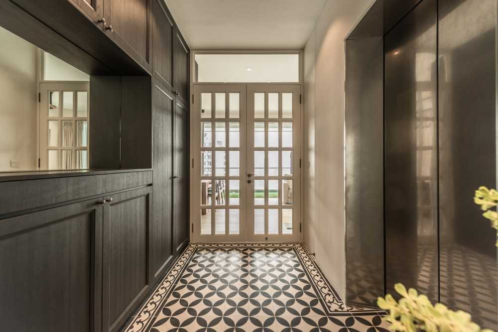 Transitional Entryway with Mirror and Small Storage