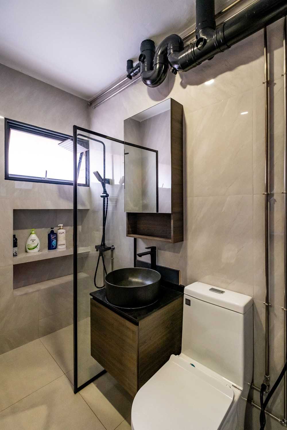 Contemporary Bathroom with Homogeneous Tiles and Mirror