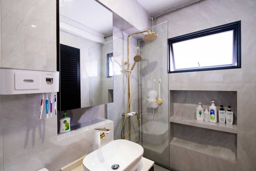 Contemporary Bathroom with Homogeneous Tiles and Mirror