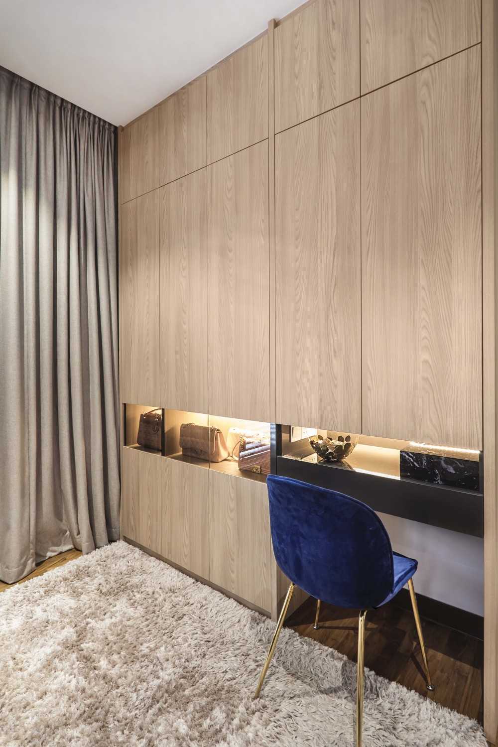 Transitional Walk-in Wardrobe with Mirror and Wardrobe