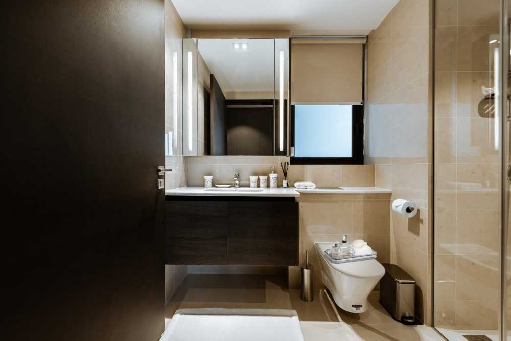 Contemporary Bathroom with Mirror and Bathroom Storage