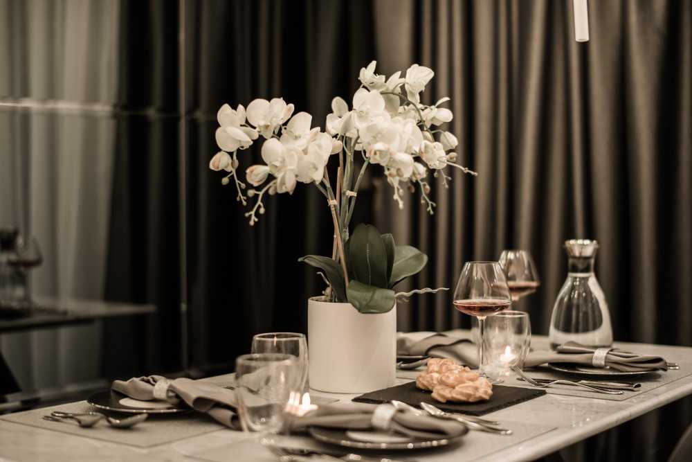 Modern Dining Room with Dining Table and Dining Chairs