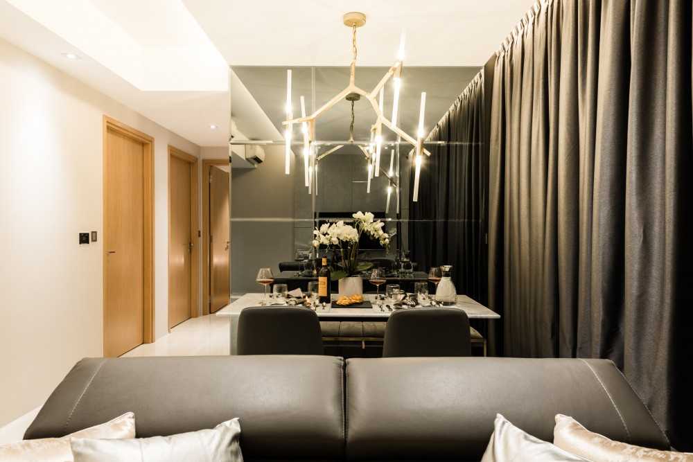 Modern Dining Room with Dining Table and Dining Chairs