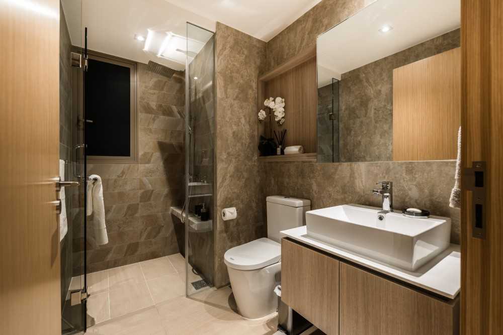 Modern Bathroom with Mirror and Bathroom Storage