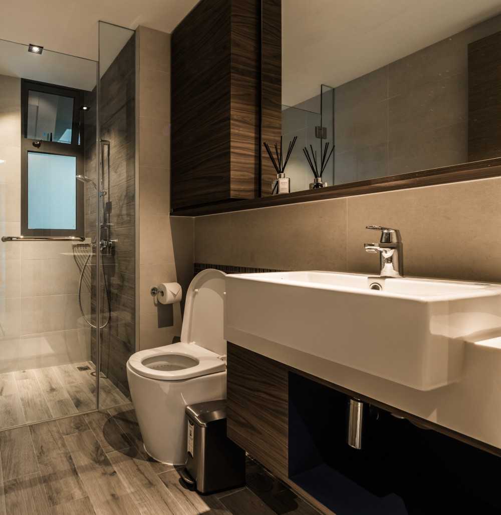 Modern Bathroom with Mirror and Bathroom Storage