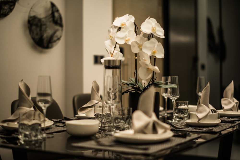 Modern Dining Room with Dining Table and Dining Chairs