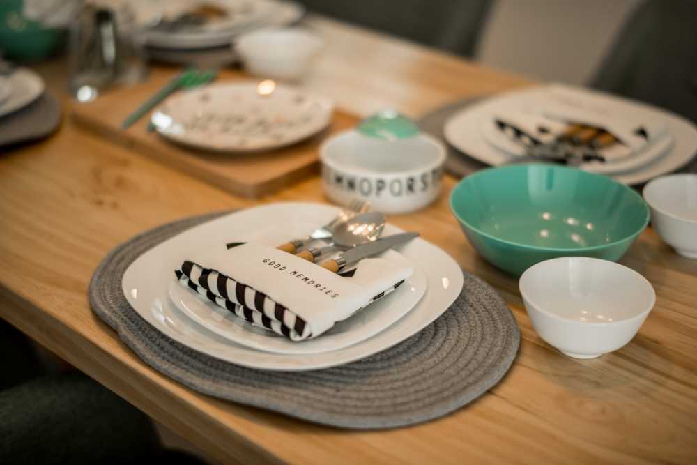 Scandinavian Dining Room with Dining Table and Dining Chairs