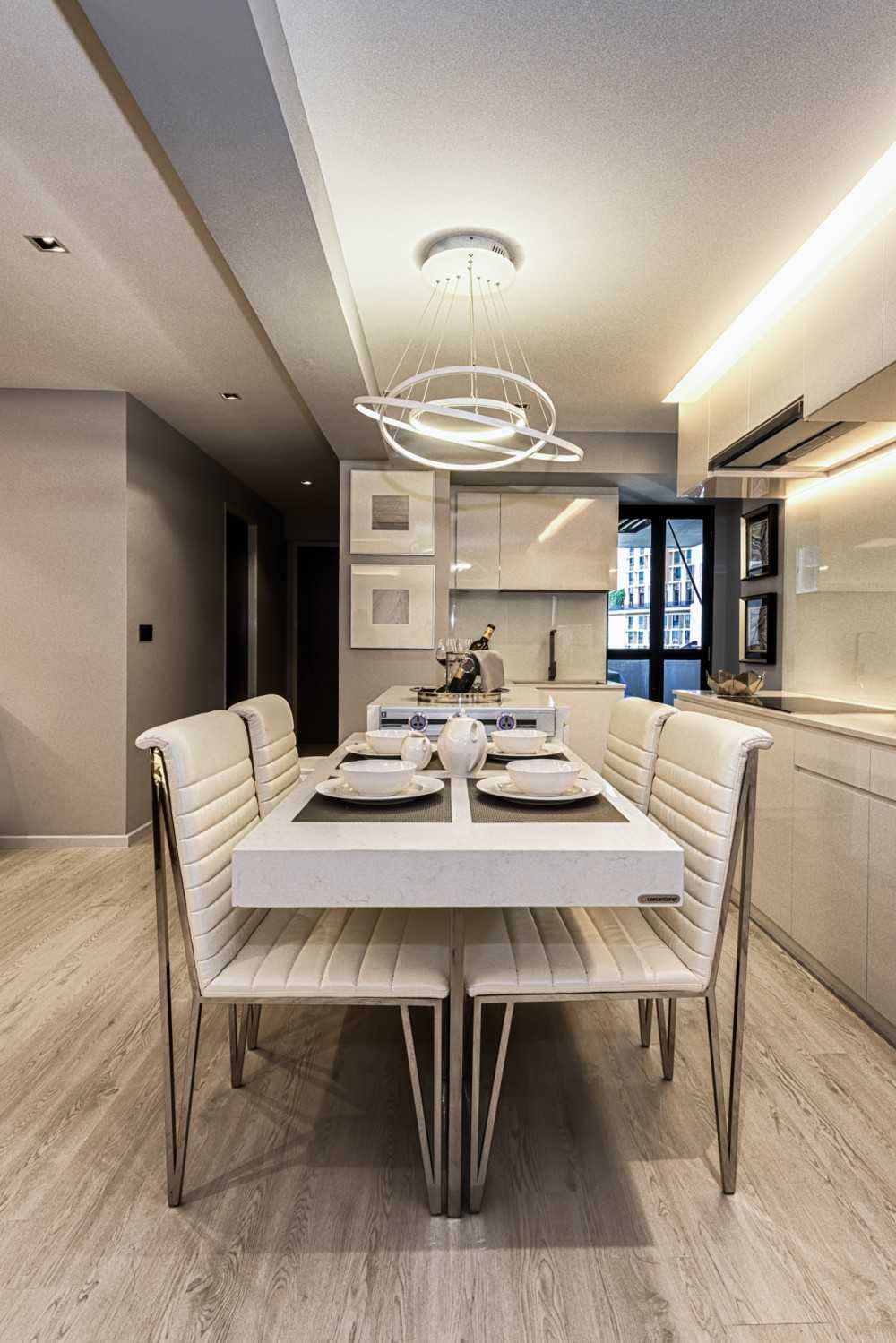 Contemporary Dining Room with Dining Table and Dining Chairs