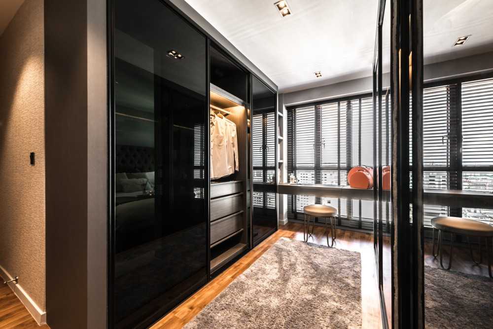 Contemporary Walk-in Wardrobe with Mirror and Wardrobe