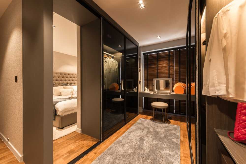 Contemporary Walk-in Wardrobe with Mirror and Wardrobe