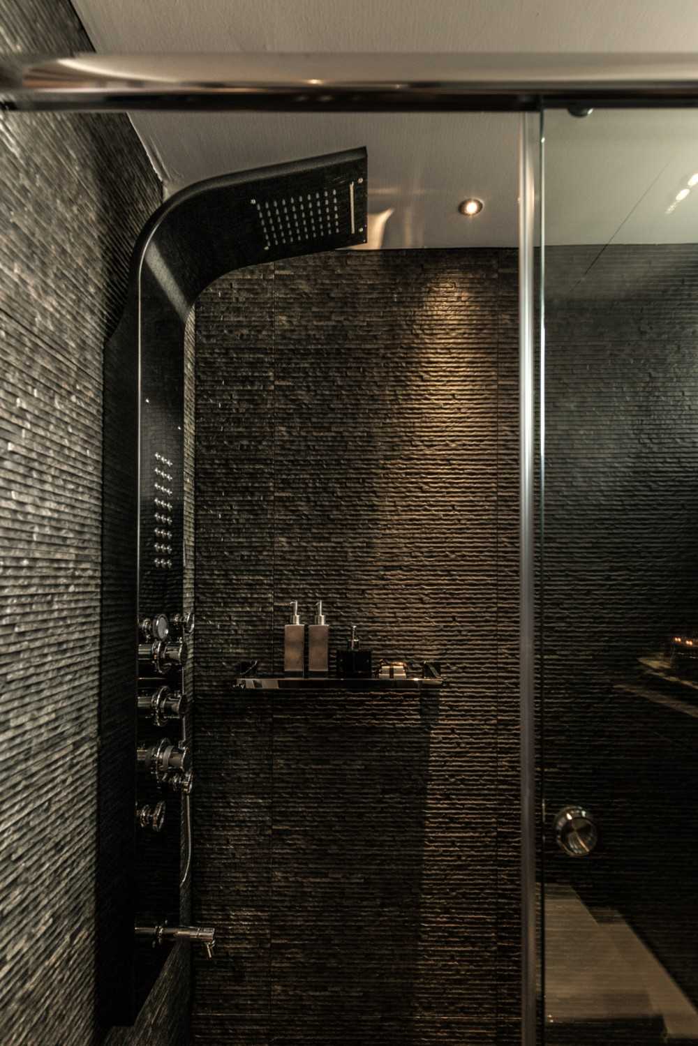 Contemporary Bathroom with Mirror and Bathroom Storage