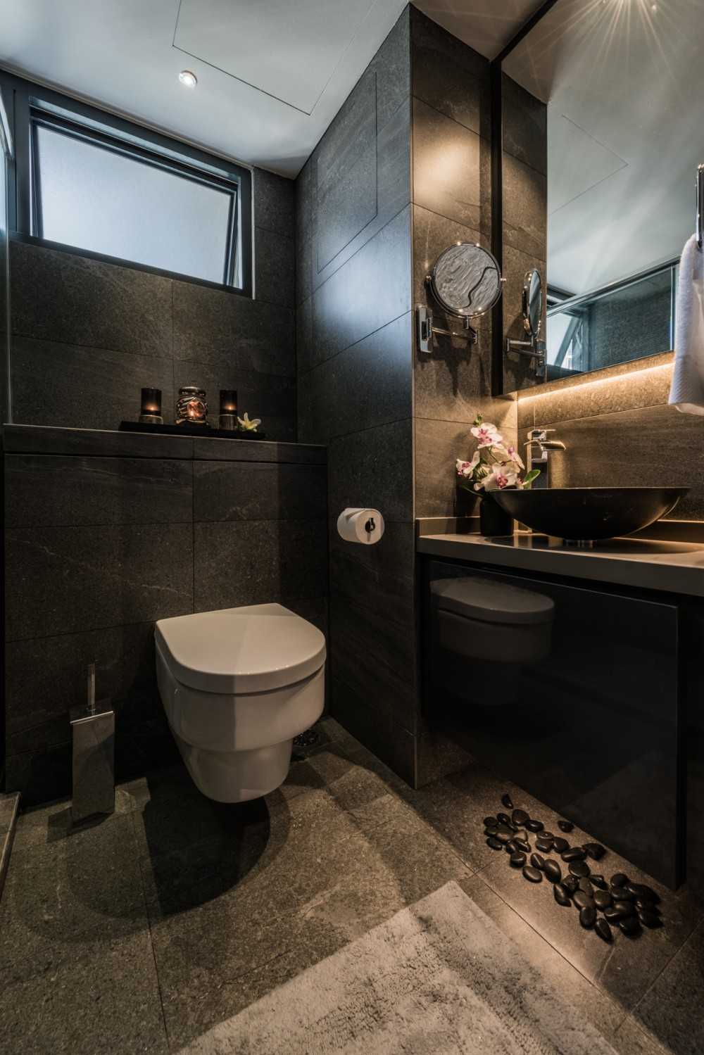 Contemporary Bathroom with Mirror and Bathroom Storage