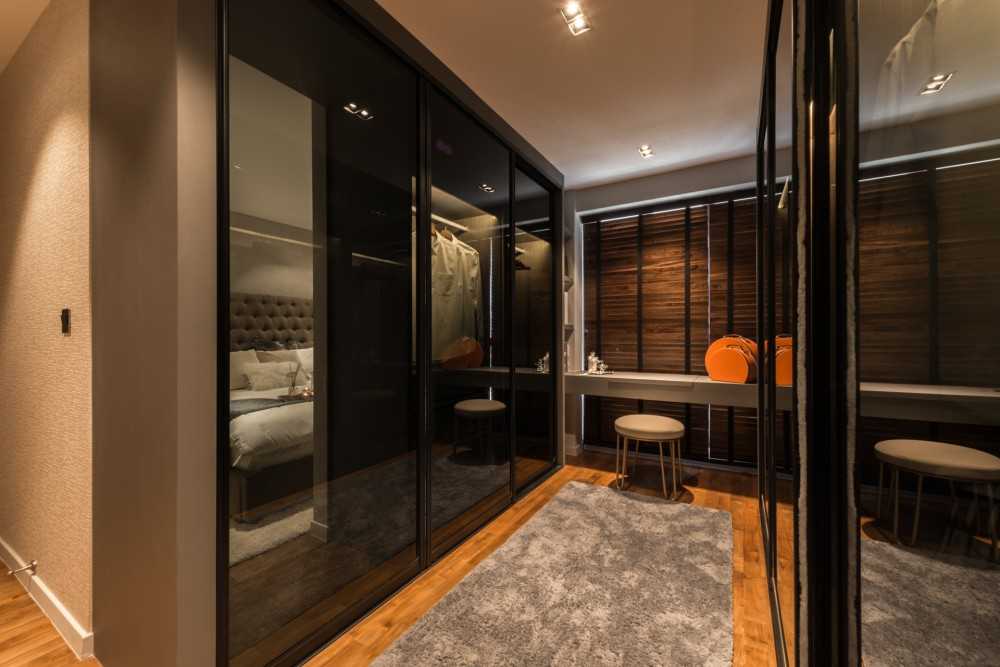 Contemporary Walk-in Wardrobe with Mirror and Wardrobe