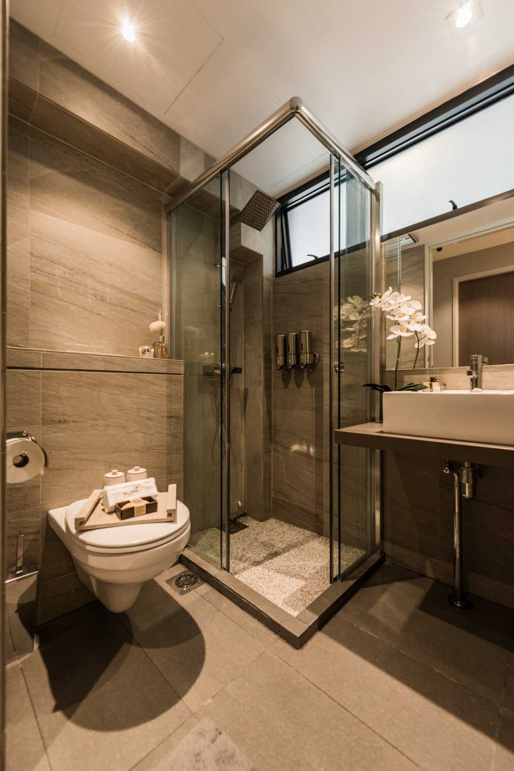 Contemporary Bathroom with Mirror and Bathroom Storage