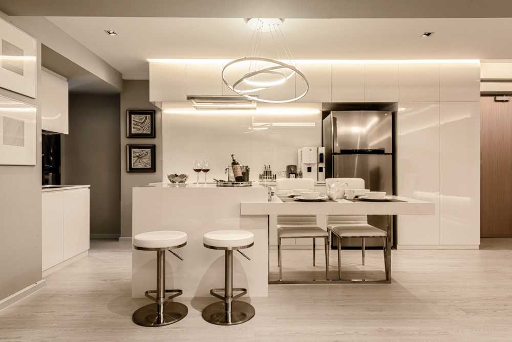 Contemporary Kitchen with Open Kitchen and Breakfast Counter