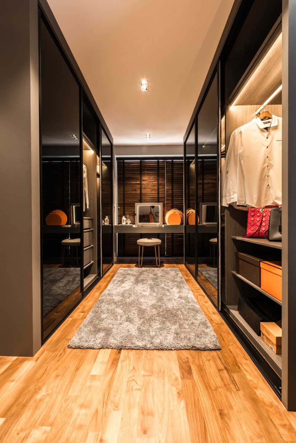 Contemporary Walk-in Wardrobe with Mirror and Wardrobe