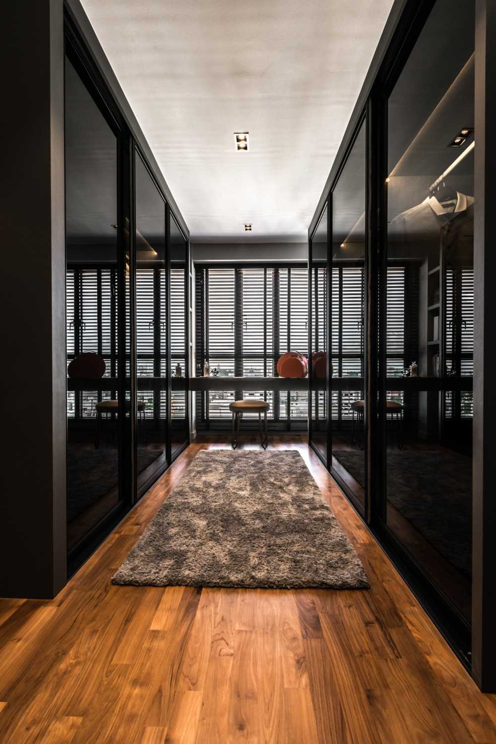 Contemporary Walk-in Wardrobe with Mirror and Wardrobe