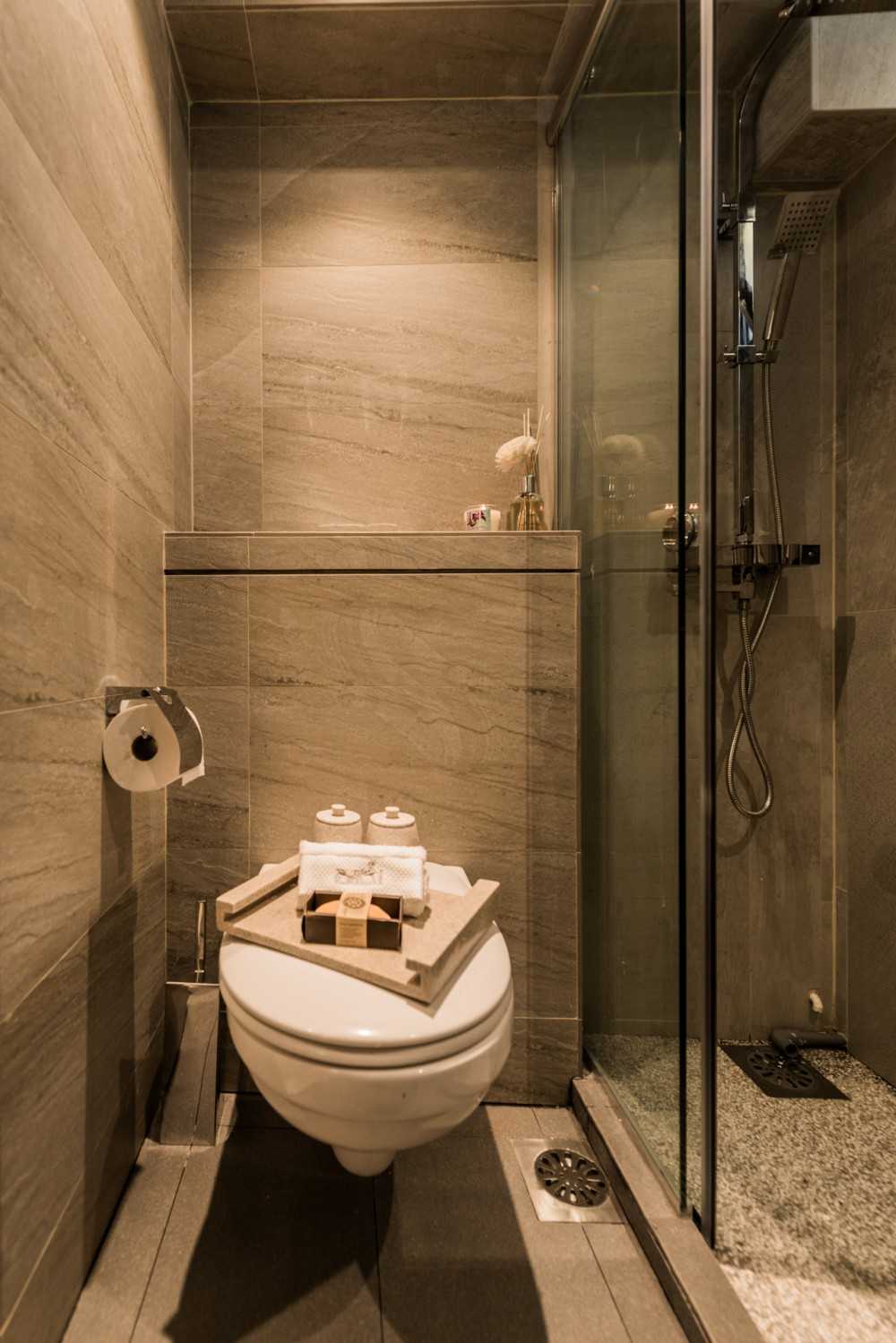 Contemporary Bathroom with Mirror and Bathroom Storage