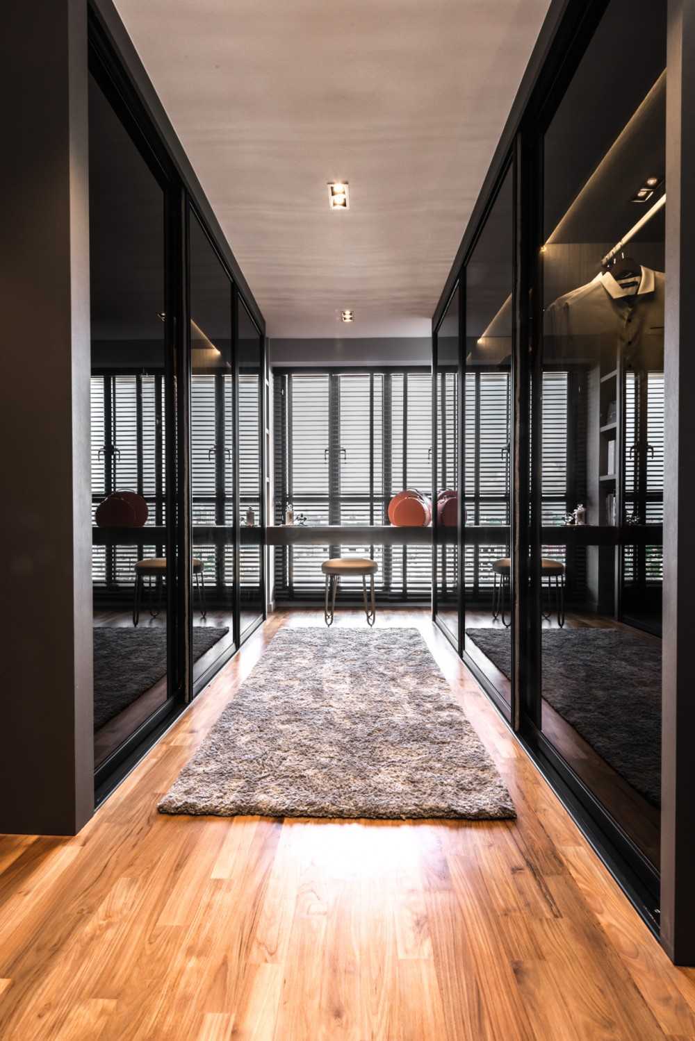 Contemporary Walk-in Wardrobe with Mirror and Wardrobe