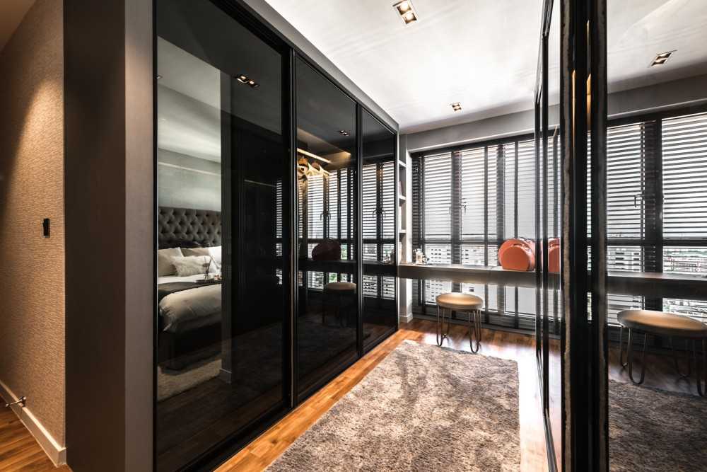 Contemporary Walk-in Wardrobe with Mirror and Wardrobe