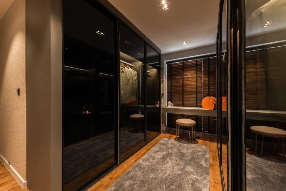 Contemporary Bathroom with Mirror and Bathroom Storage